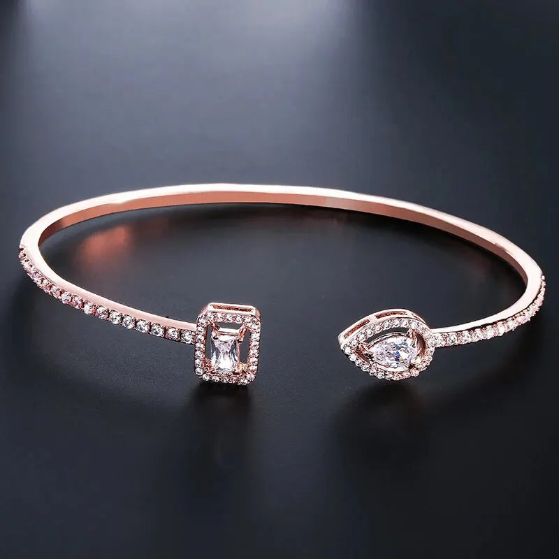 Pulseira Punho Feminina ZAKOL: Cobre, Zircônia Cúbica e Elegância Moderna