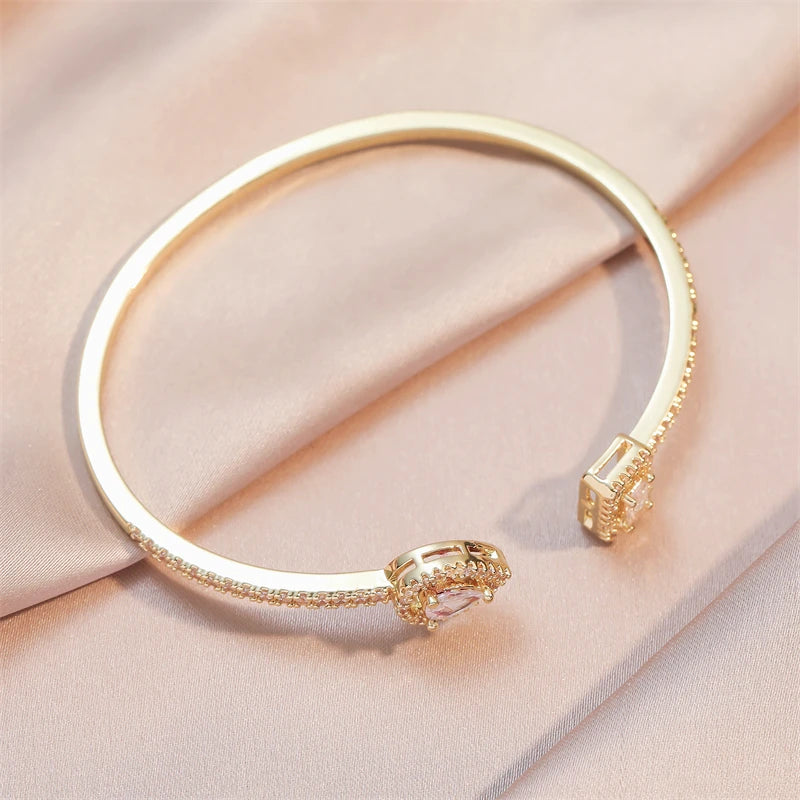 Pulseira Punho Feminina ZAKOL: Cobre, Zircônia Cúbica e Elegância Moderna