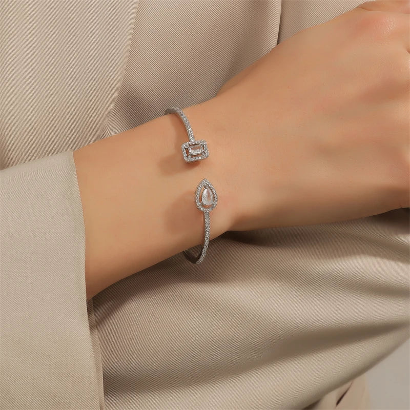 Pulseira Punho Feminina ZAKOL: Cobre, Zircônia Cúbica e Elegância Moderna
